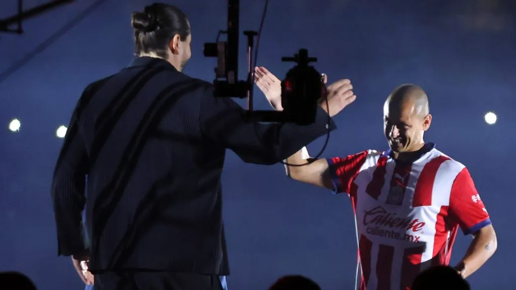 Amaury Vergara le exige rendimiento deportivo a Chicharito Hernández