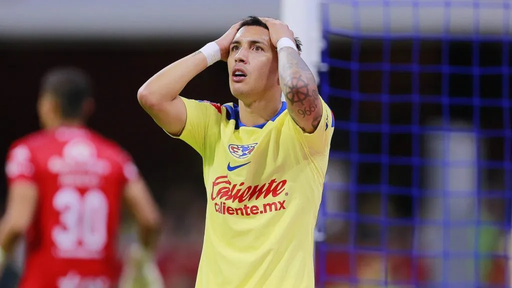 Leo Suárez es criticado por André Jardine por irse del equipo