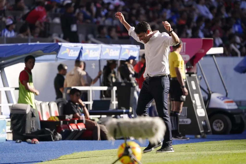 Beñat San José deberá reconfigurar la defensa frente a Querétaro