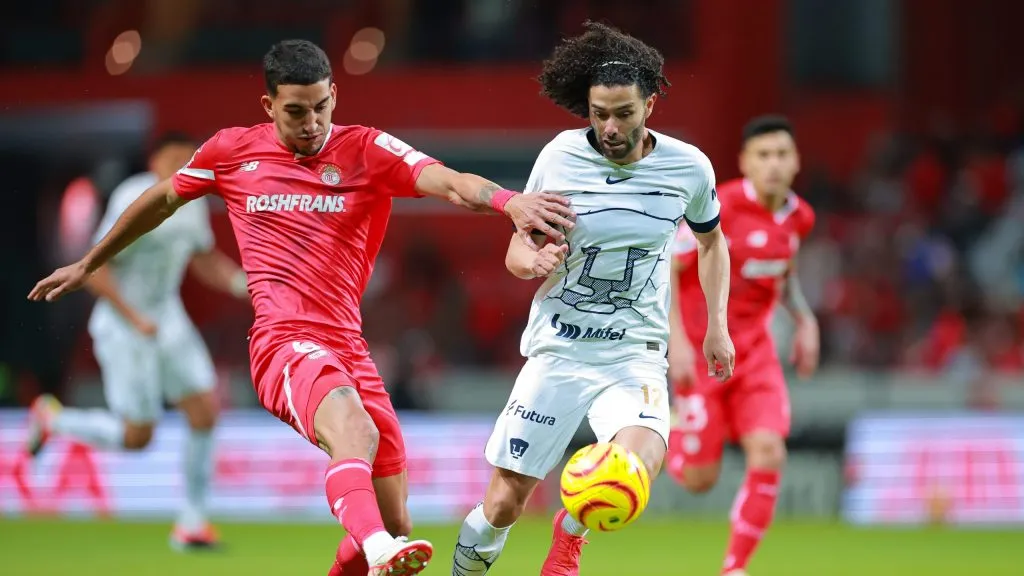 Federico Pereira reduciendo al ‘Chino’ Huerta en el último juego de Toluca [Foto: Getty]