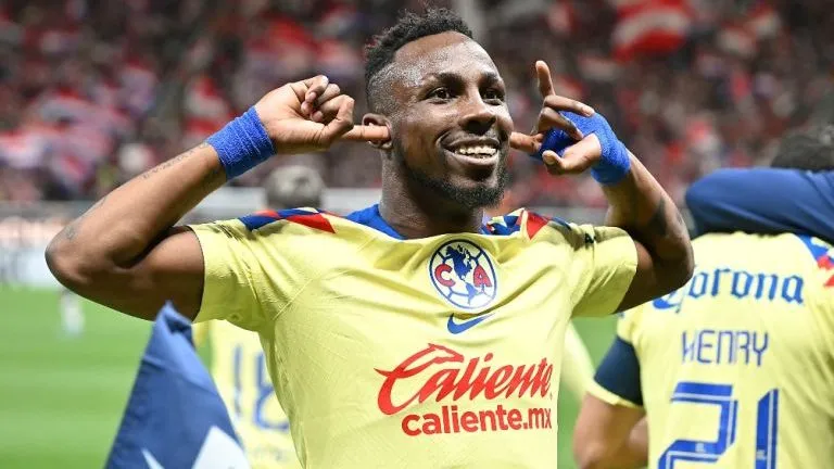 El gesto de ‘oídos sordos’ de Julián Quiñones tras marcarle a Chivas [Foto: Getty]