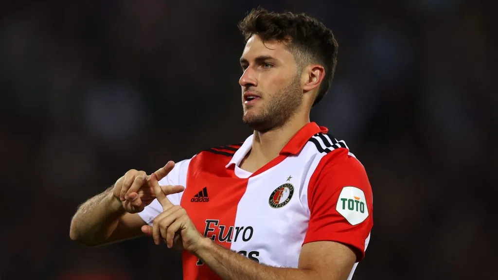 Santi Giménez podría dejar Feyenoord para partir rumbo a Italia [Foto: Getty]