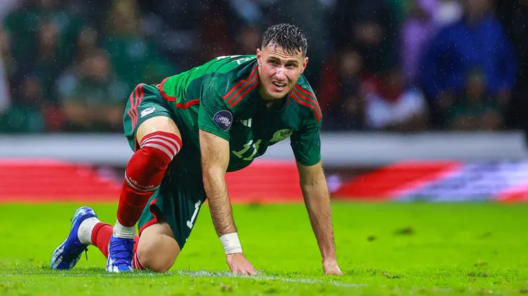 Santiago Giménez, relegado en la Nations League.