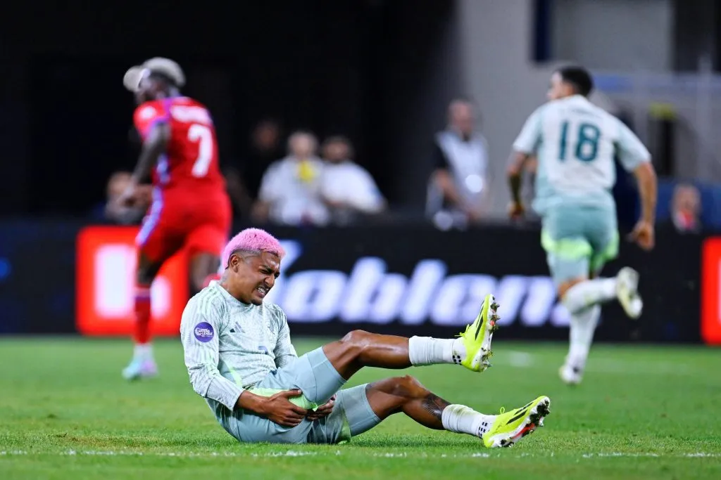 Julián Araujo sufrió una rotura muscular