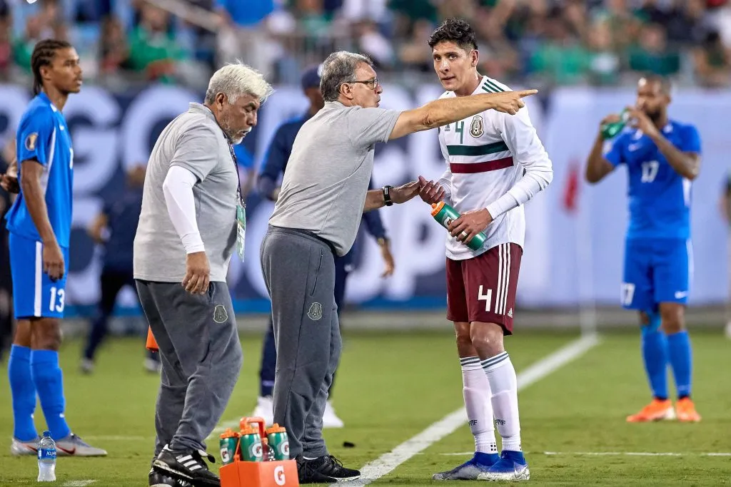 Tata Martino dándole indicaciones a Edson Álvarez en la Selección Mexicana (Imago7)