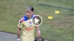 ¡Le lanzaron de todo! El picante cruce de Cristian Calderón con la afición de Chivas