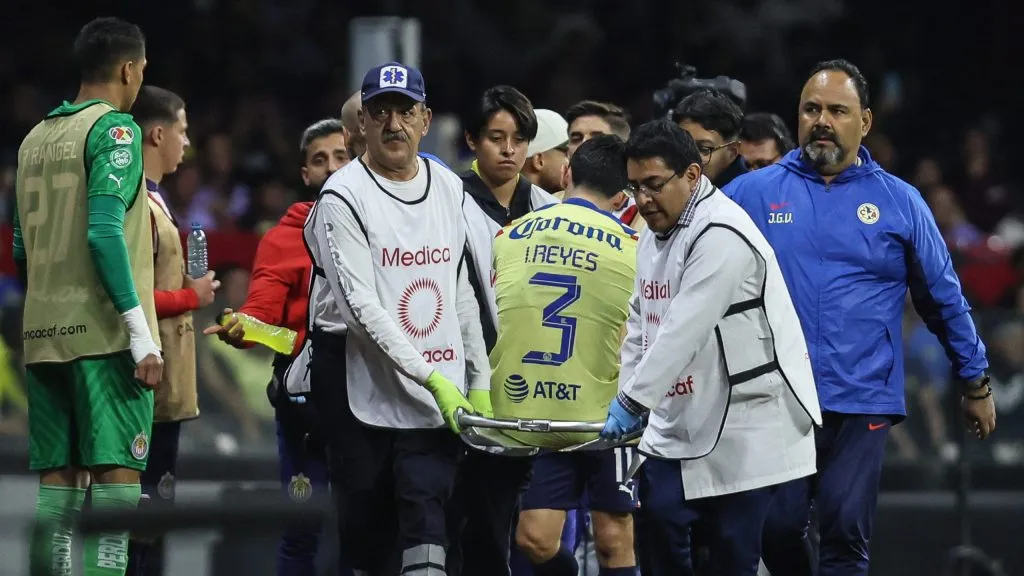 En camilla fue retirado Israel Reyes tras el corte en el Azteca ante Chivas [Foto: Getty Images]