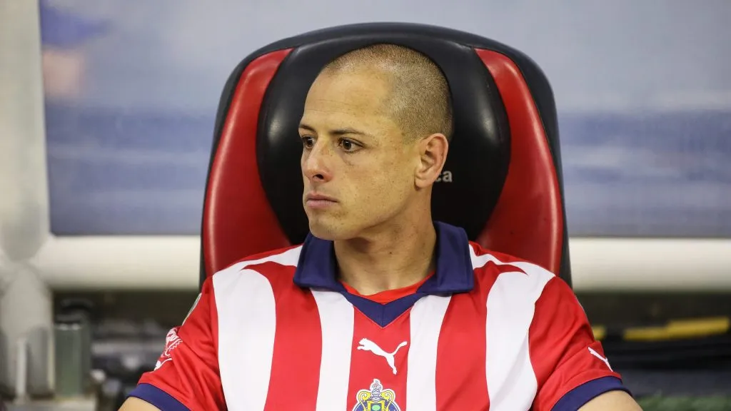 La perdida expresión de ‘Chicharito’ tras el pitazo final y eliminación de Chivas [Foto: Getty]
