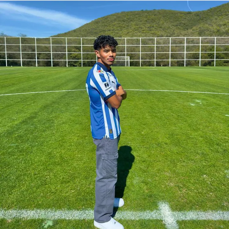 Uno de los jóvenes ya posó con la playera de Rayados (Captura)