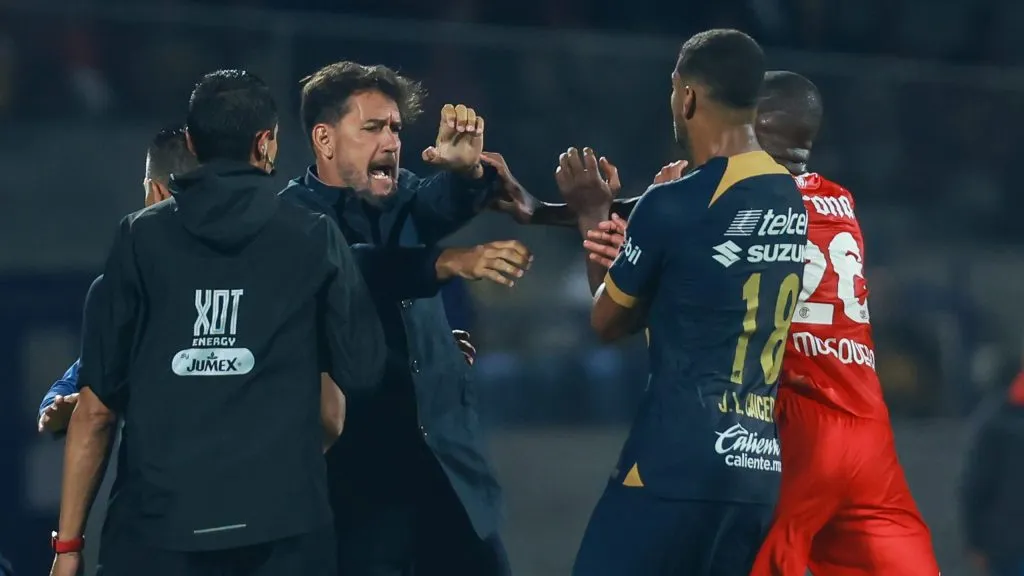 El último Pumas – Toluca finalizó accidentado entre los futbolistas… ¡y hasta los bancos! [Foto: Getty Images]