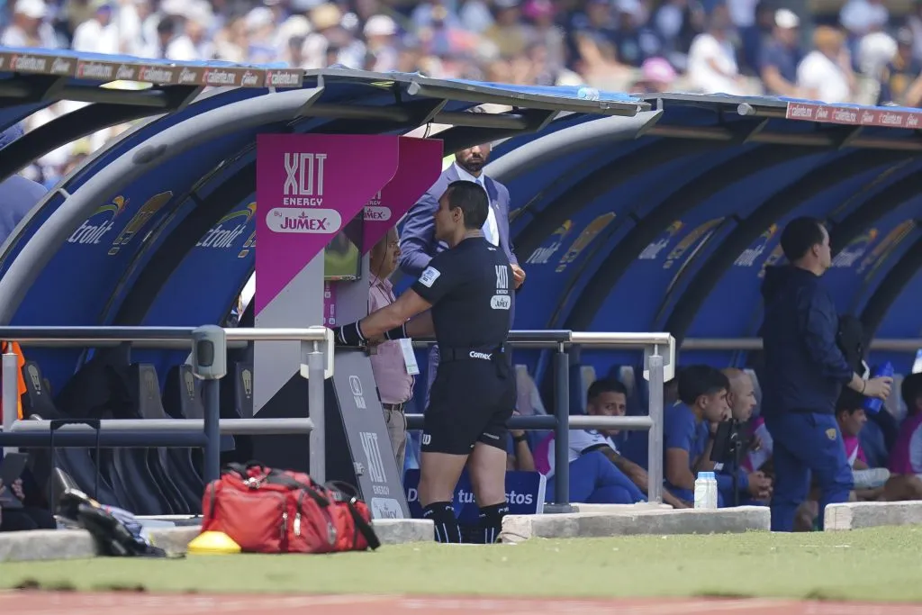 El árbitro Marco Antonio Ortiz fue uno de los protagonistas del juego entre Pumas y Xolos (Imago7)