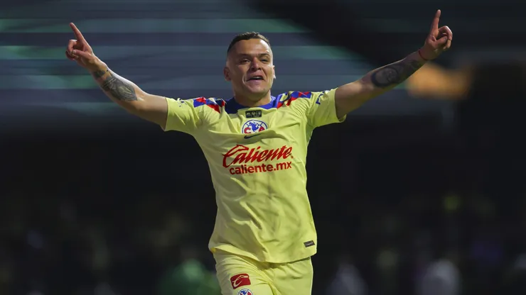 Jonathan Rodríguez y un futuro incierto en plena competencia.