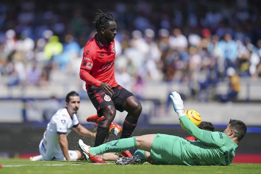 Aké Loba tuvo la victoria en sus pies pero falló