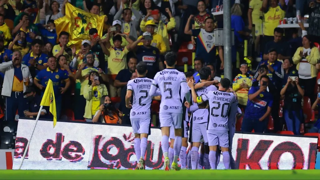 El festejo de todo el América con Javairo Dilrosun tras su gol [Foto: Getty Images]