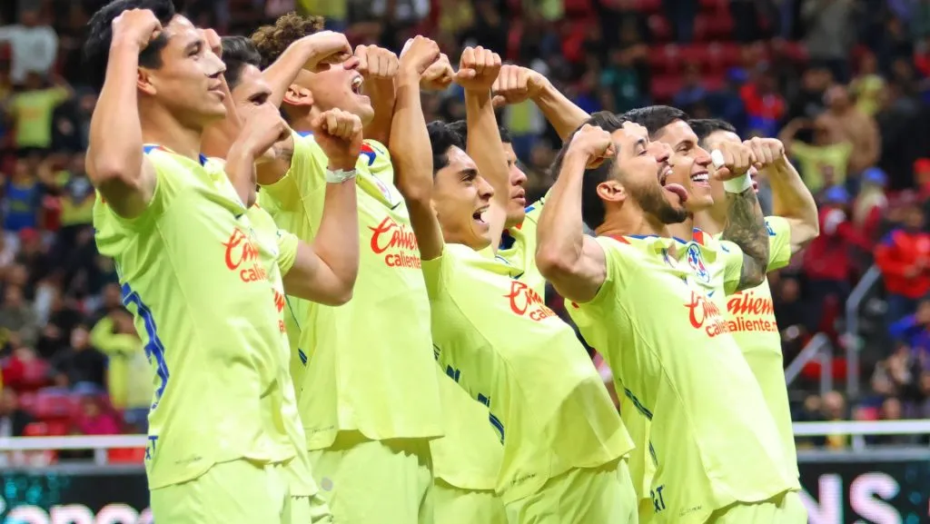 Henry Martín va calentando el Clásico Nacional