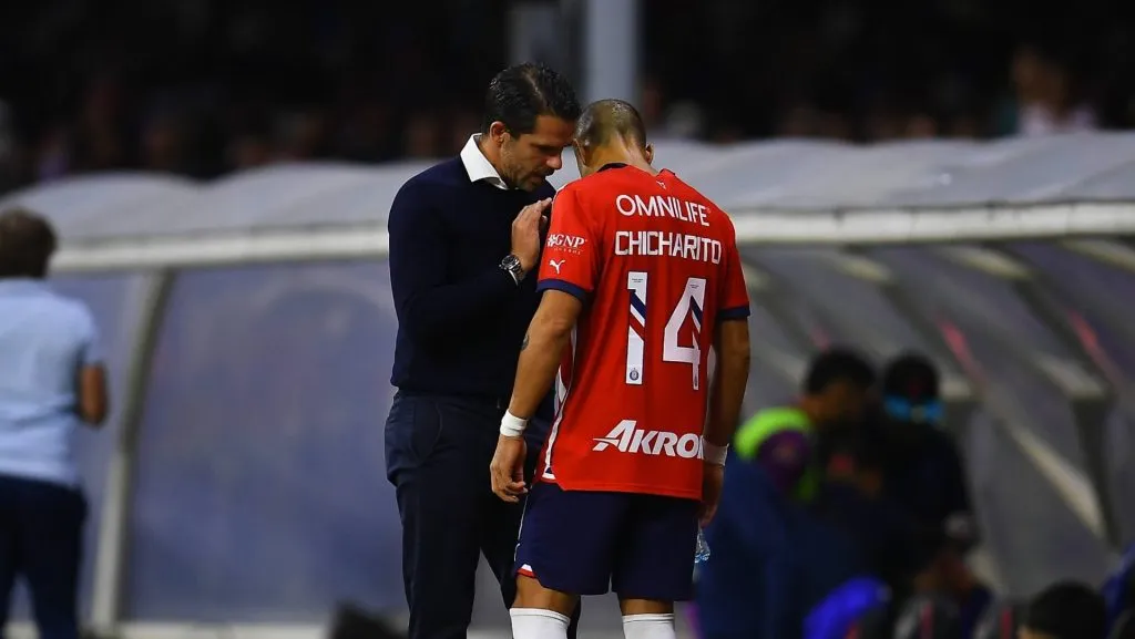 Fernando Gago hizo ingresar a Chicharito desde el banco en los últimos partidos (IMAGO)