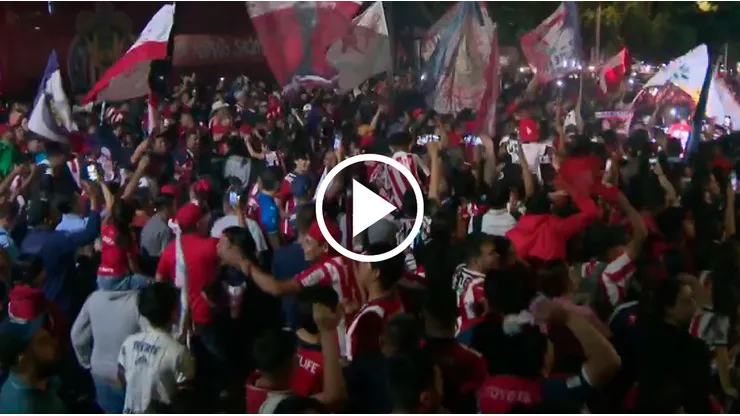 La serenata a Chivas antes del Clásico Nacional ante América