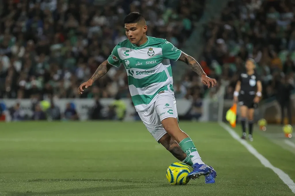 Amione se mostró dispuesto a portar el gafete de capitán de Santos Laguna. (Imago7)