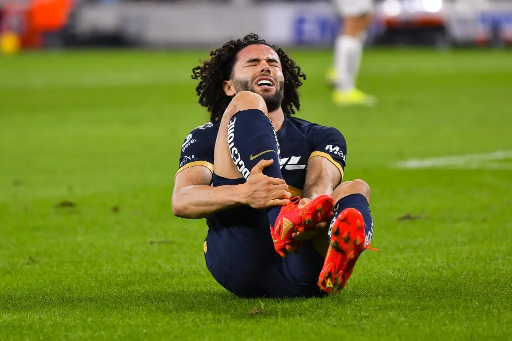 El Chino Huerta tuvo que ser sustituido por lesión en el Rayados vs Pumas (Imago7)