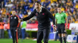 Beñat San José apunta contra la mano de Diego Valdés