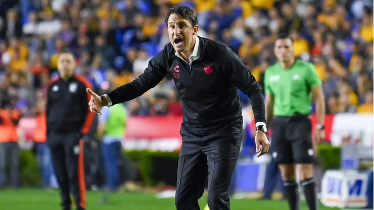 Beñat San José apunta contra la mano de Diego Valdés