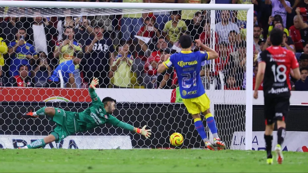 Henry Martin y el primero de sus dos goles en la noche del Jalisco [Getty Images]