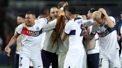 Mbappé, el abanderado de PSG, es abrazado por sus compañeros.