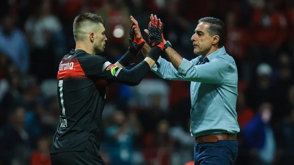 Paiva y Volpi en un fuerte apretón de manos post-partido [Foto: Getty]