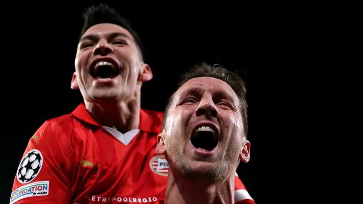 De Jong festeja con Lozano un tanto de PSV.