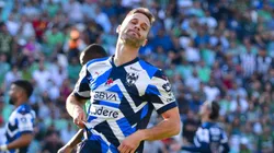 Sergio Canales lamentándose una situación ante León