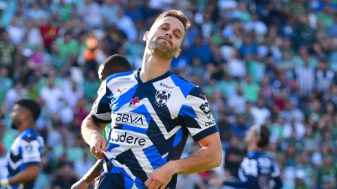 Sergio Canales lamentándose una situación ante León