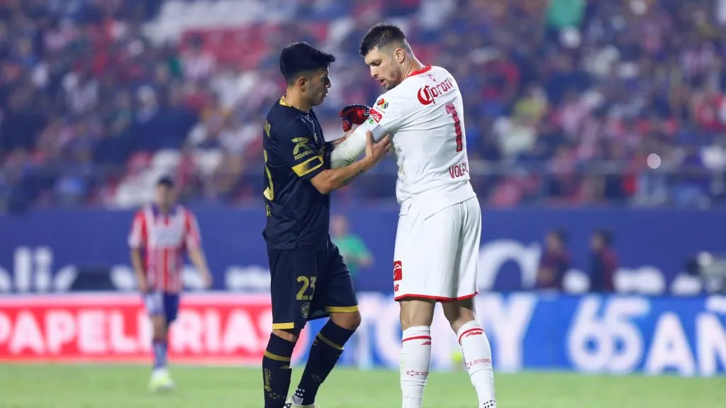 Tiago Volpi acomodándose la cinta de capitán con Claudio Baeza [Foto: Getty]