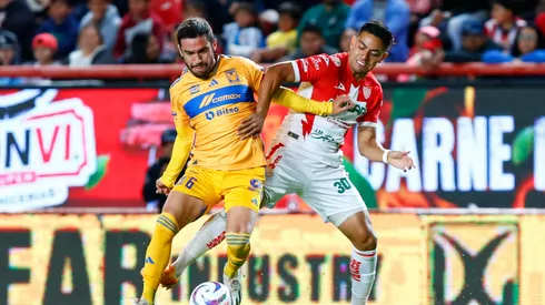 Vigon y Monreal luchan por la pelota en Tigres-Necaxa.