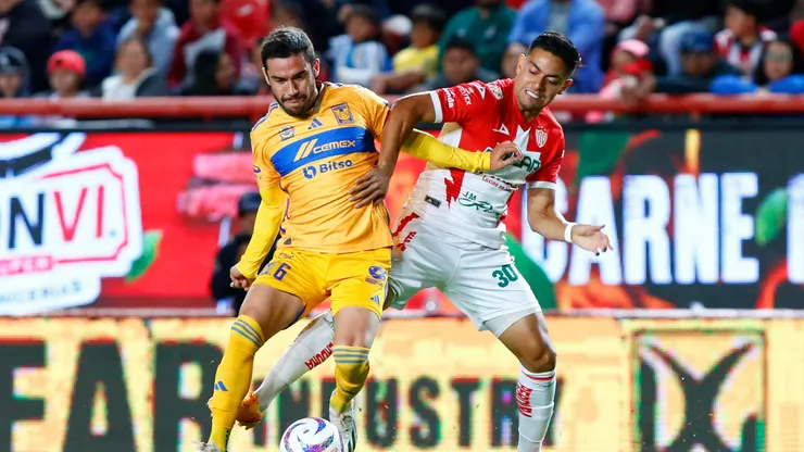 Vigon y Monreal luchan por la pelota en Tigres-Necaxa.