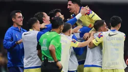 Diego Valdes celebra con sus compañeros de América..