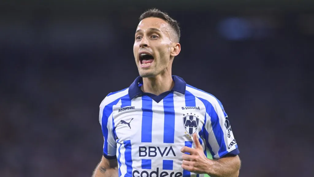 Sergio Canales brilló en el Clásico Regio