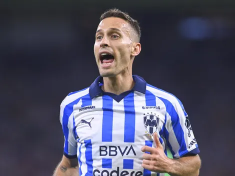 Los aficionados de Rayados halagaron a Sergio Canales tras el Clásico Regio