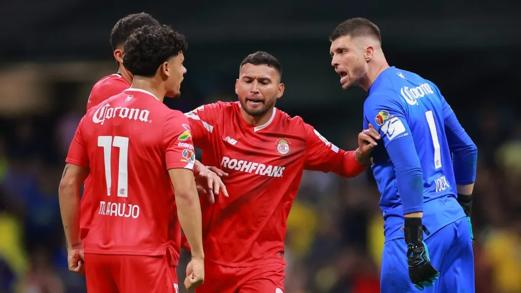 Jean Meneses separando a Maxi Araujo y Tiago Volpi para seguir jugando [Foto: Getty]