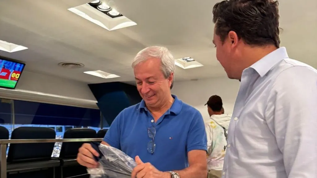 Santiago San Román con Fabián Berlanga, presidente de Vélez Sarsfield [Foto: Prensa CAVS]
