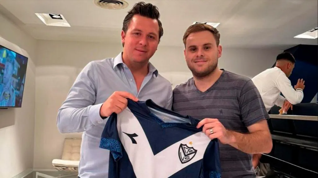 Santiago San Román con Federico Balestrini, secretario de Vélez Sarsfield [Foto: Prensa CAVS]