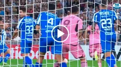 Luis Suárez casi lesiona a Víctor Guzmán