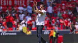 Renato y un gran gesto con aficionados escarlatas.