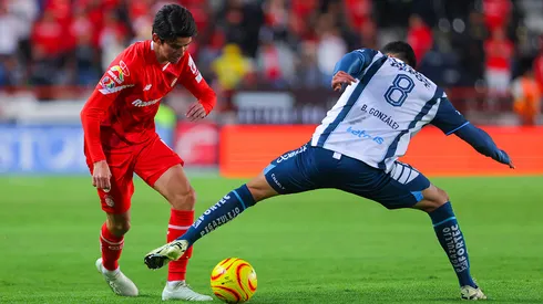 Orrantía metiéndole un cañazo a Bryan González.