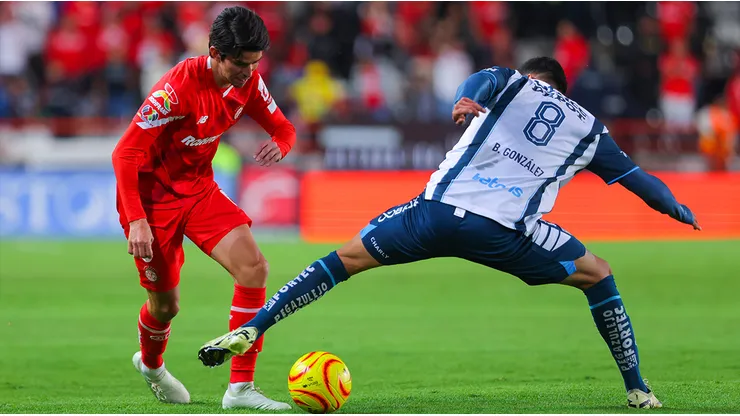 Orrantía metiéndole un cañazo a Bryan González.
