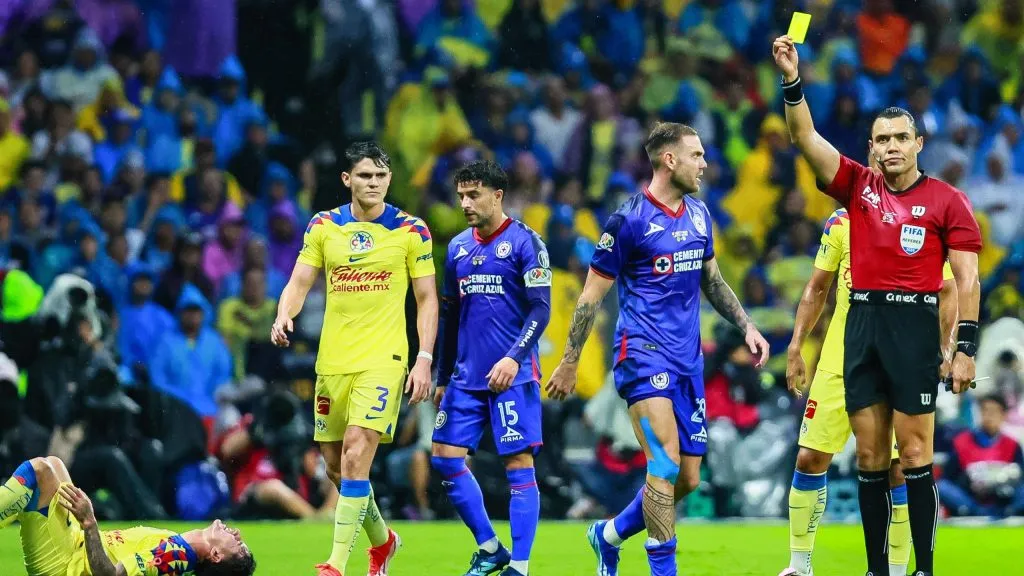 Marco Antonio Ortiz y una conducción polémica en América – Cruz Azul [Foto: Getty]