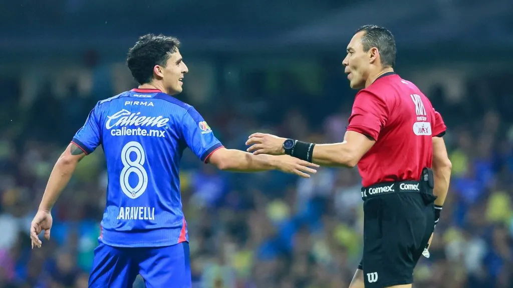 Todo Cruz Azul reclamó a Ortiz su fallo desfavorable [Foto: Getty]