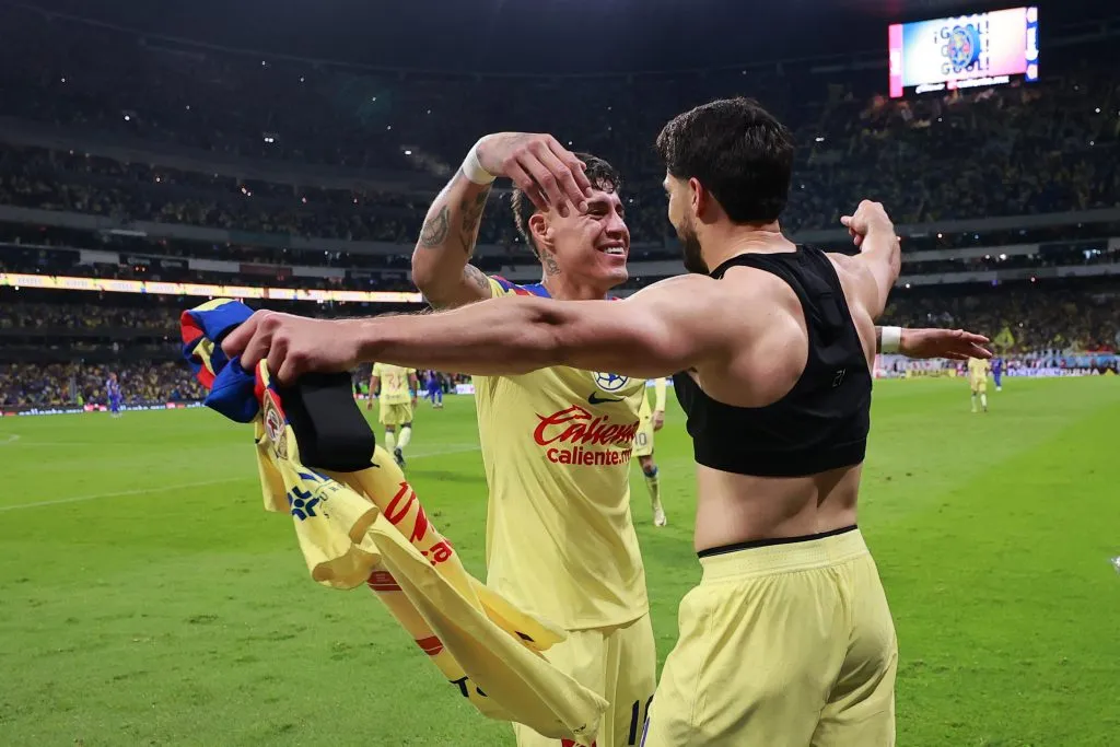 El abrazo entre Henry Martín y Chicote Calderón. (Imago)