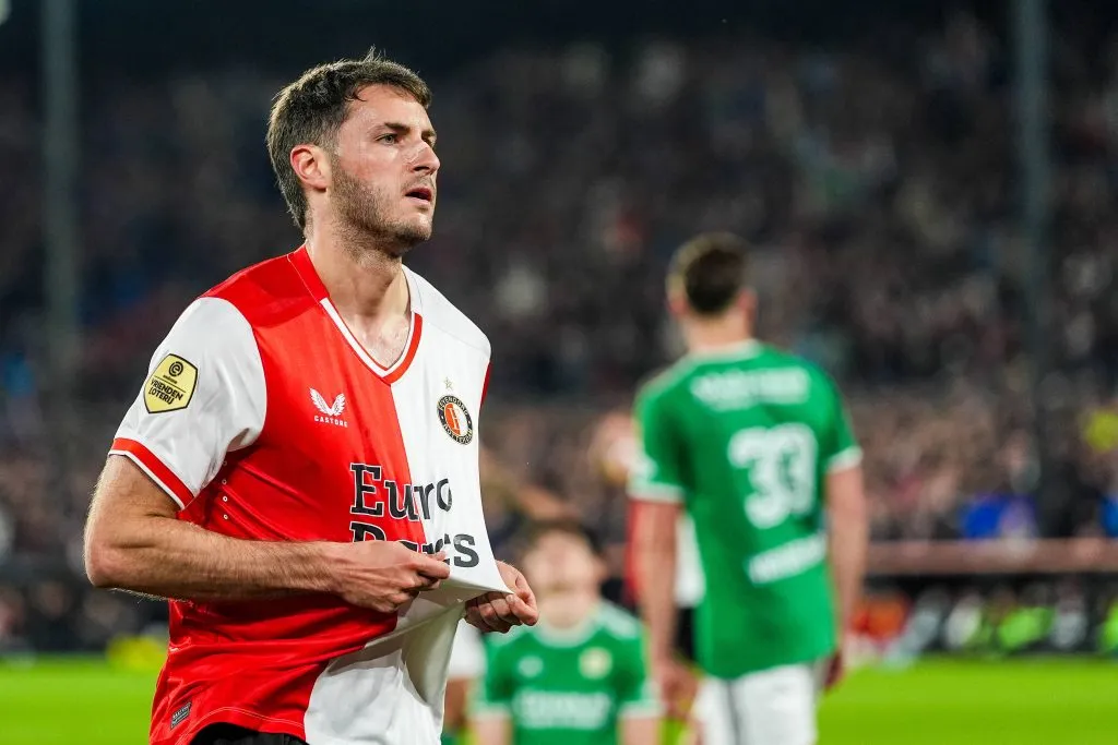 Santiago Giménez podría cambiar de rumbo durante el mercado de pases de verano. (Imago)