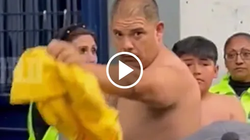 ¡Lamentable! Aficionados de Cruz Azul obligan a familia del América a quitarse sus playeras