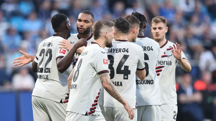 Los jugadores de Bayer Leverkusen celebran el gol.